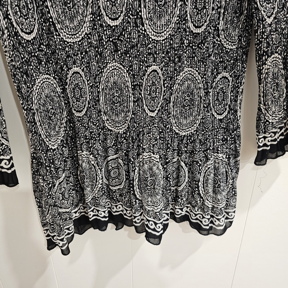Ricky’s Black & White Medallion Boho Blouse V-Neck Bell Sleeve Size 10 - Picture 7 of 11